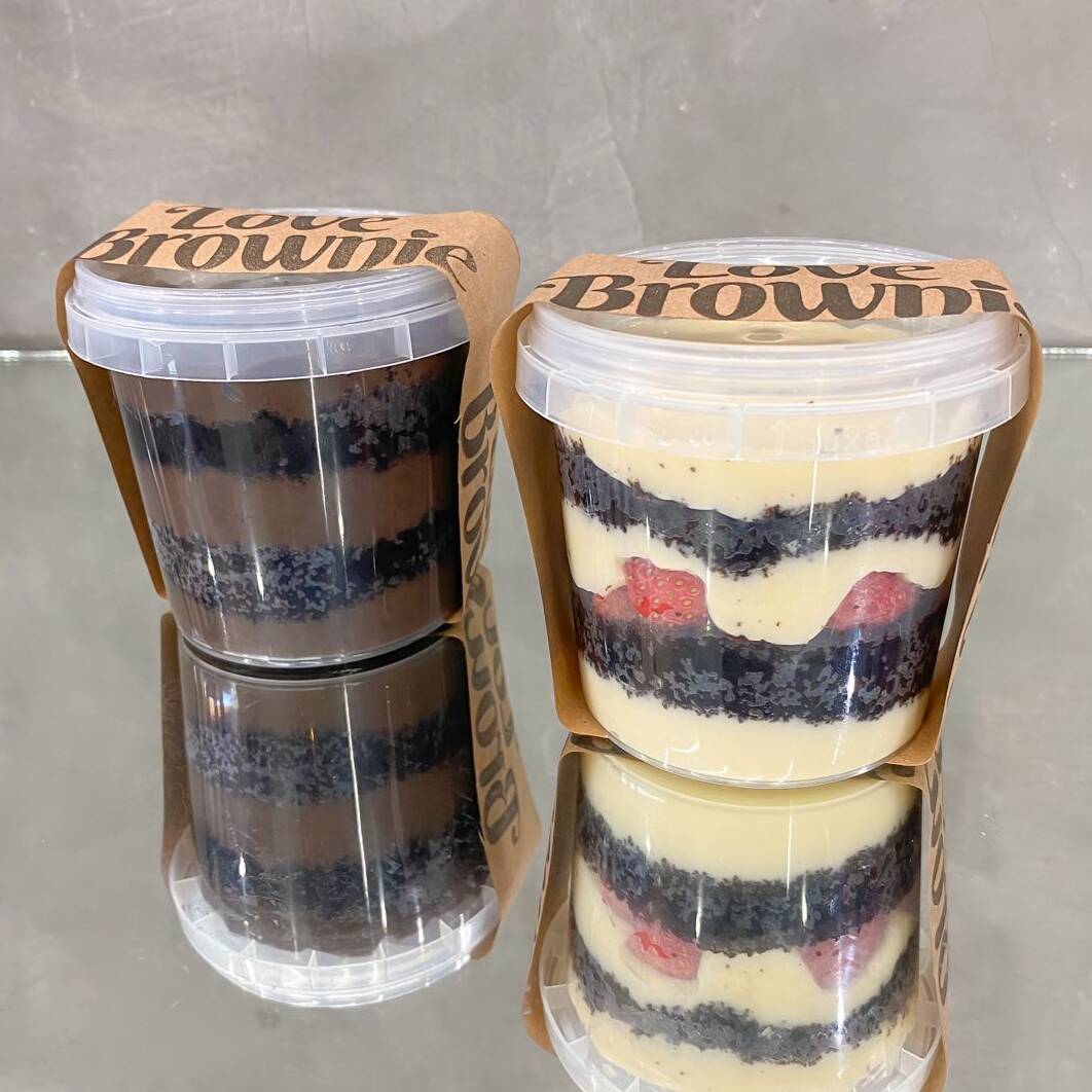 Escolha dois entre os cinco sabores irresistíveis e crie sua própria aventura gastronômica, este combo é uma celebração da liberdade e da descoberta, oferecendo a você a chance de experimentar novas sensações e se deixar levar pela criatividade. Deixe-se guiar pela sua intuição e combine os sabores que mais despertam sua curiosidade. É a oportunidade perfeita para se divertir e se deliciar com o melhor que temos a oferecer. Prepare-se para um passeio saboroso e cheio de surpresas! (2 potes de 220ml cada)