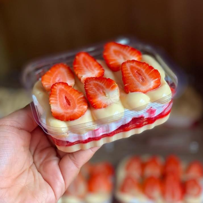 Camadas cremosas de Ninho bem leve e aveludado, intercaladas com biscoito na medida certa e um toque especial no meio: nossa geleia caseira de morango, feita com muito sabor e carinho 🤤💖 O equilíbrio perfeito entre o doce e o levemente azedinho do morango, deixando cada colherada ainda mais irresistível! ✨🍰