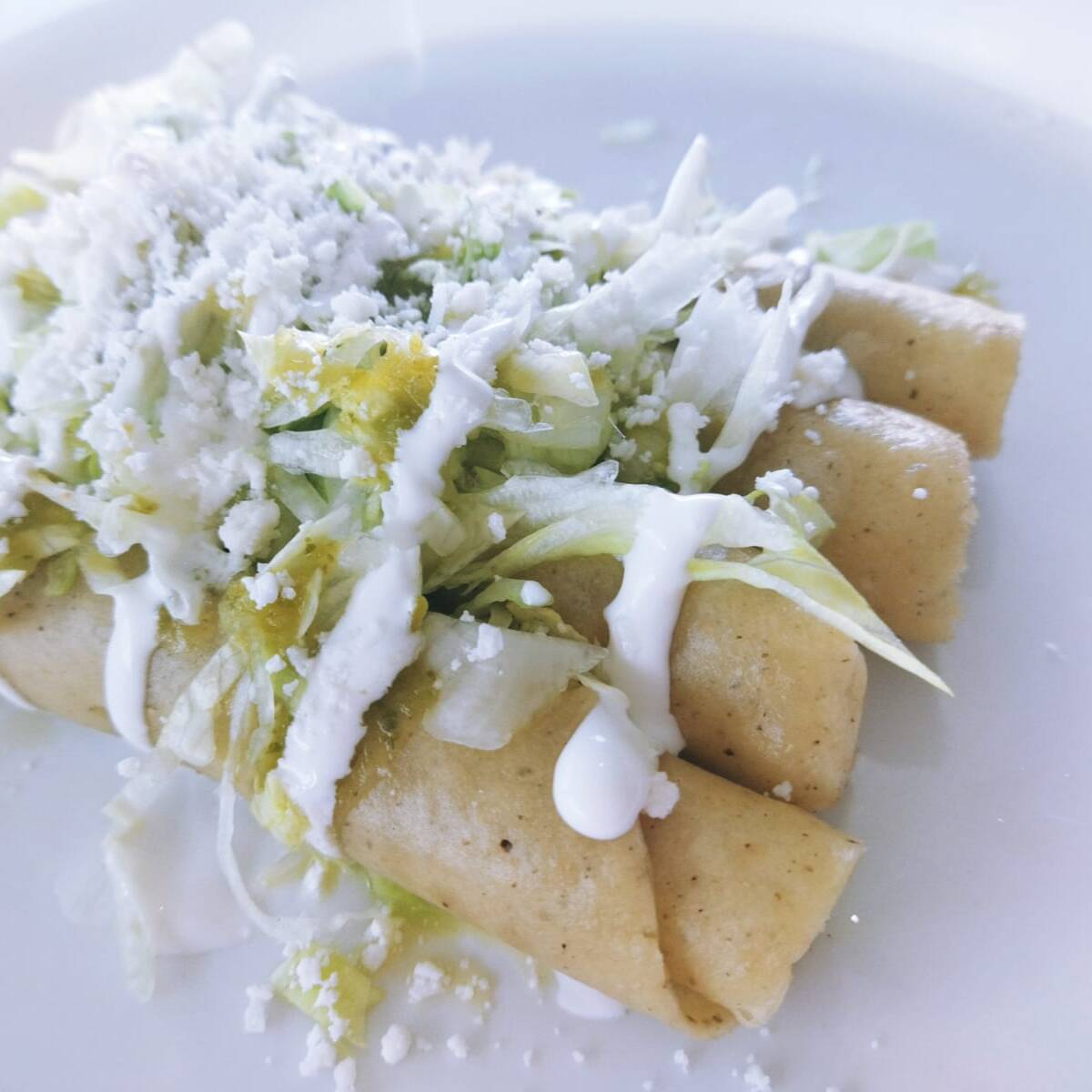 2 Ordered de Flautas de Pollo + 2 Aguas del Dia