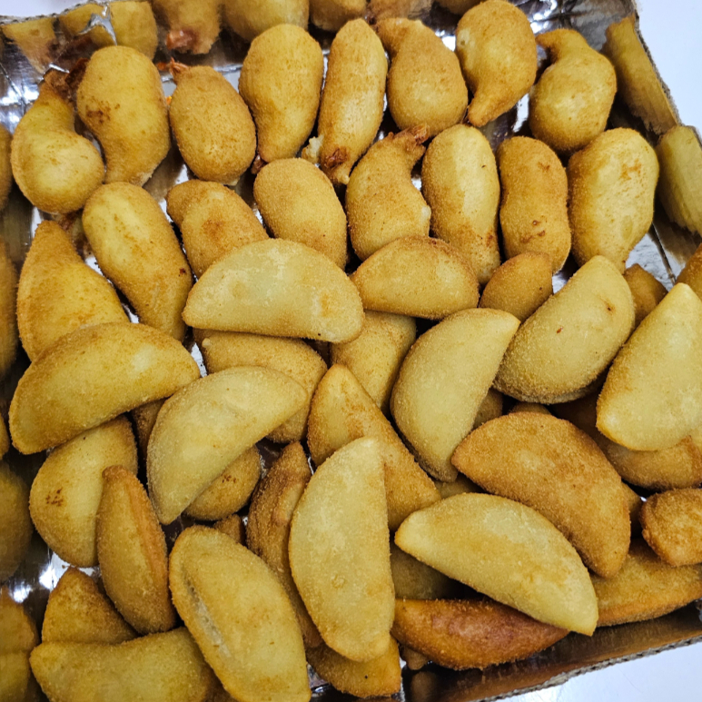 Até 5 sabores a sua escolha. Saboreie nossos salgadinhos fritos: uma mistura perfeita de crocância e sabor, pronta para conquistar seu paladar em cada mordida!