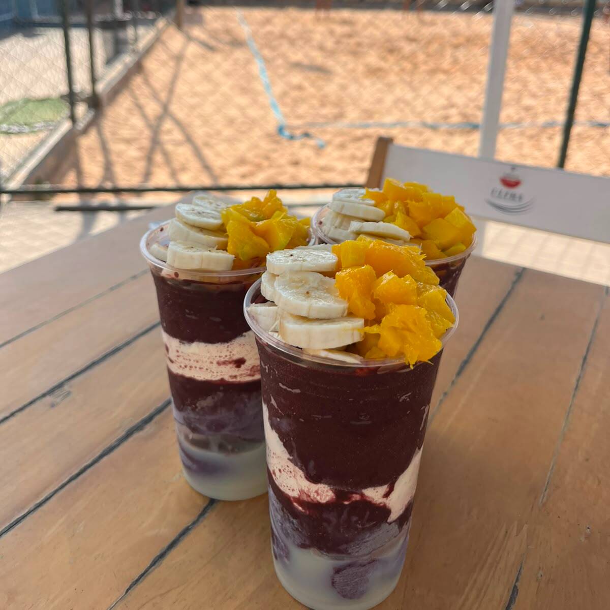 São 3 Copos de açaí cremoso de 500 ml com 4 adicionais(os itens devem ser selecionados) em camadas, podendo selecionar os adicionais. leite Condensado, leite em pó, morango, banana, paçoca, chantilly, manga, amendoim e outros de acordo com a disponibilidade de estoque. Não repetimos adicionais e não fazemos com menos de 4 adicionais diferentes.