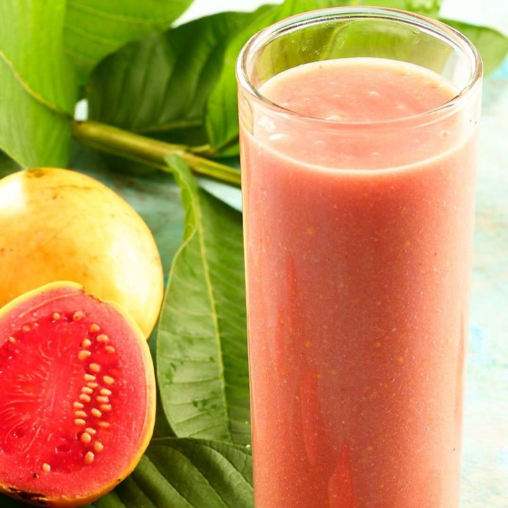 Suco natural de goiaba, refrescante e repleto de sabor.