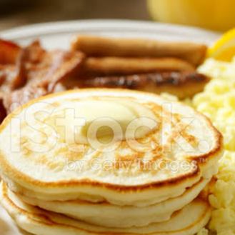 DESAYUNO AMERICANO CON HOT CAKES