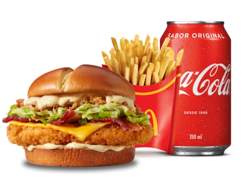 Composto por pão tipo brioche com batata, molho do Cbo (o saboroso molho emulsionado com especiarias e derivados lácteos), cebola crispy, bacon em fatias, alface americana, queijo processado sabor cheddar e carne 100% de peito de frango, temperada e empan