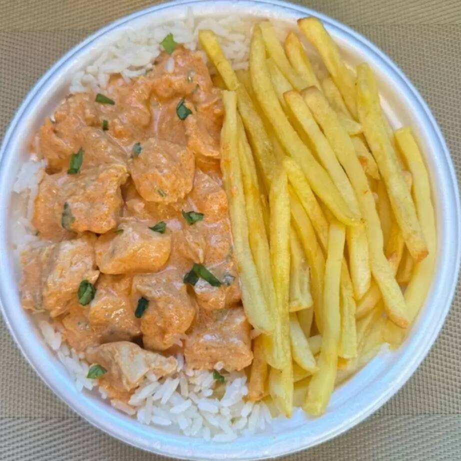 Arroz soltinho, Strogonoff de Frango cremoso e batata frita crocante.