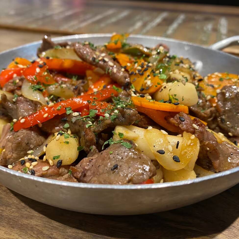 A combinação perfeita que não vai pimenta. Carne bovina com topokki (massa de arroz) e molho de Bulgogui (churrasco coreano).