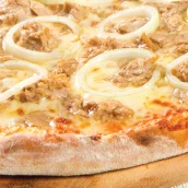 🍕 Massa artesanal com nosso molho de tomate caseiro, mussarela, atum e cebola. 😋