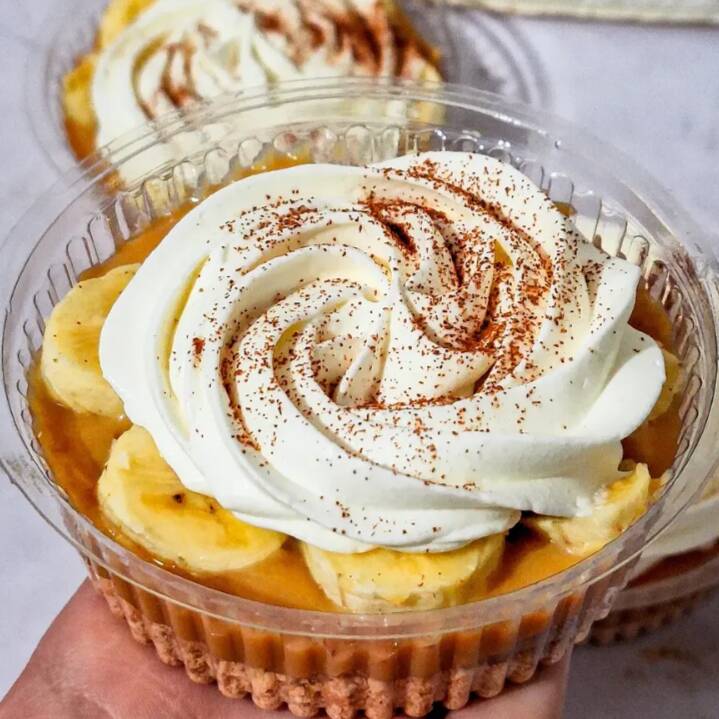 Nossa Banoffe é montada na hora com tudo fresco: Banana, doce de leite cremoso, nata e uma pitada de canela