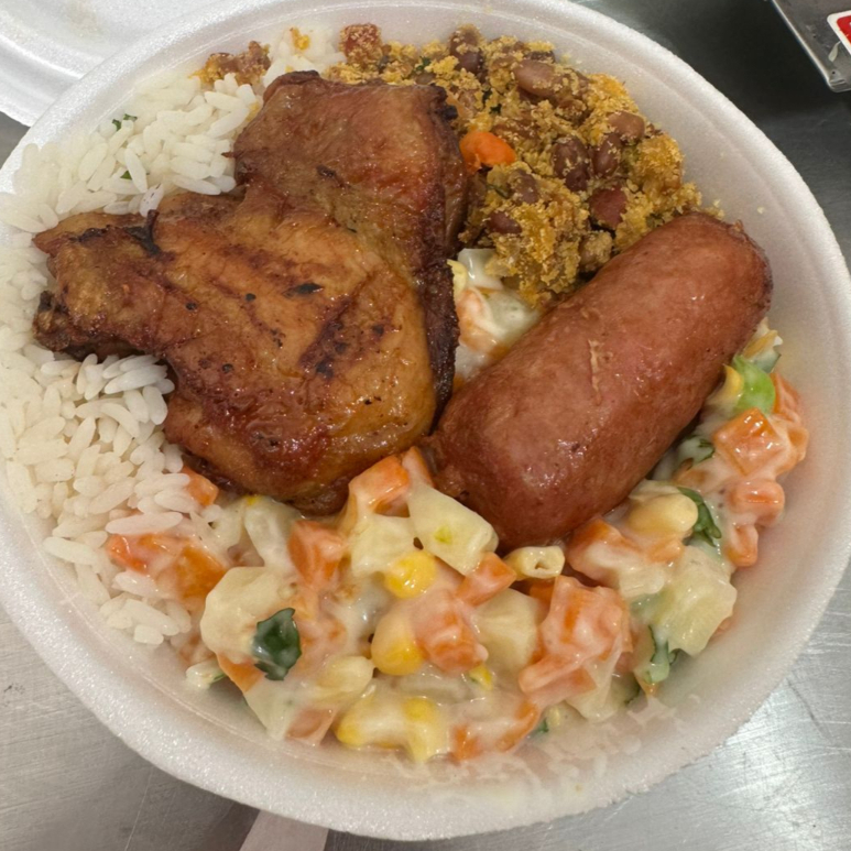 Arroz, Macarrão, Feijão Tropeiro, Salada de Maionese, Salada Vinagrete , 1 Sobrecoxa Ou 1 Sobrecoxa e 1 Toscana