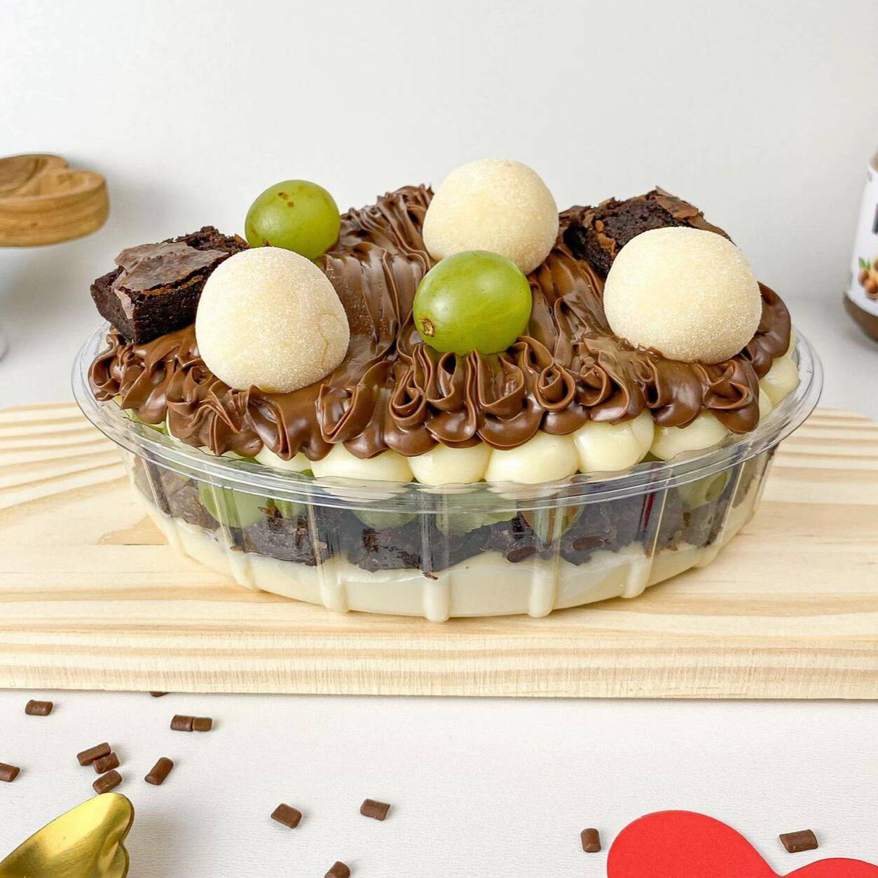 A combinação perfeita de brownie, Nutella, creme de chocolate branco e uvas frescas, com finalização de brigadeiro de Leite Ninho. Feita para tornar qualquer momento mais doce.
Observação: O peso pode variar de acordo com a densidade dos recheios.