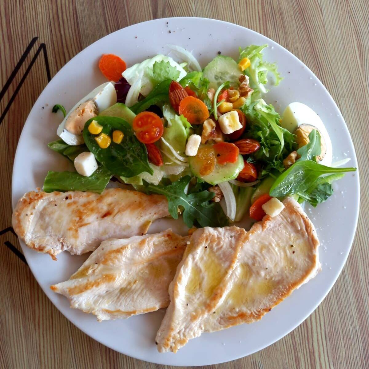 Pechuga de Pollo a la Plancha con Ensalada