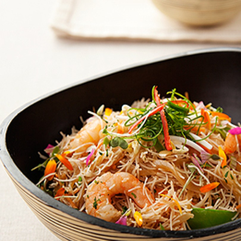 Carne frango e camarão e ovos , repolho cenoura acelga pimentão macarrão bifun