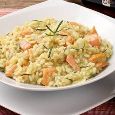 Delicioso risoto refogado com acafrão ,azeite,salsa, pimentões verde e vermelho e ervilhas. serve 2 pessoas. foto ilustrativa, pode sofrer variacoes.