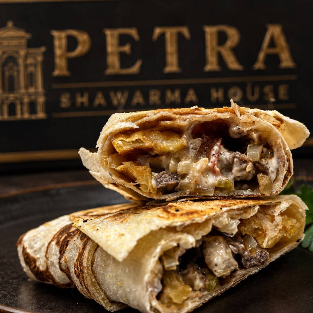 Carne temperado, cebola , tomate, alface, picles batata frita e molho de alho no pão folha.