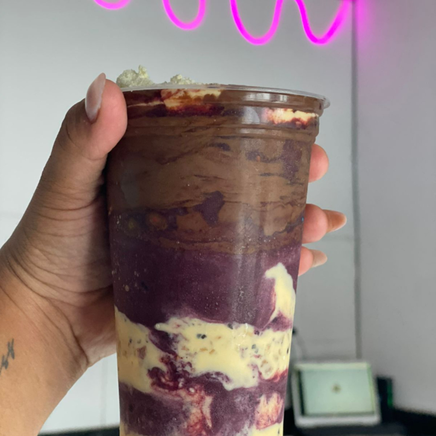 Açai 300ml com 3 camadas companhado de 1 fruta e 3 complementos