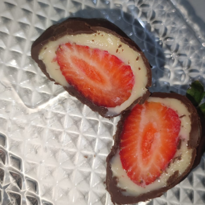 BRIGADEIRO BRANCO, CHOCOLATE AO LEITE COM MEIO AMARGO E MORANGO.