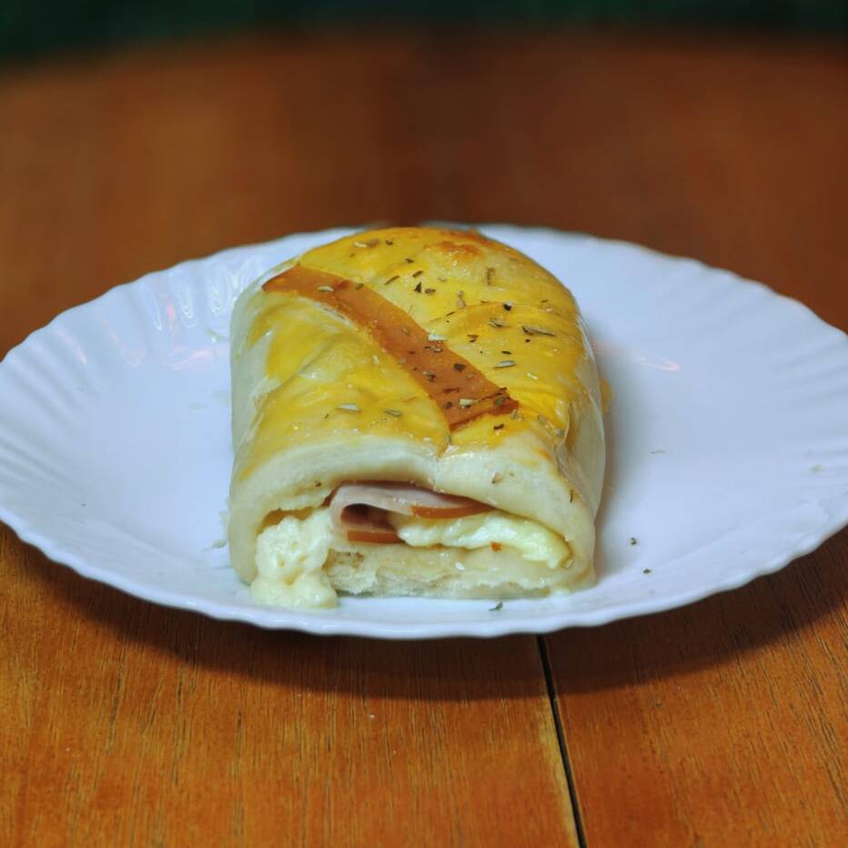 Joelho leve e amanteigado, recheado com peito de peru selecionado e queijo derretido. Sabor equilibrado e perfeito para qualquer hora do dia.