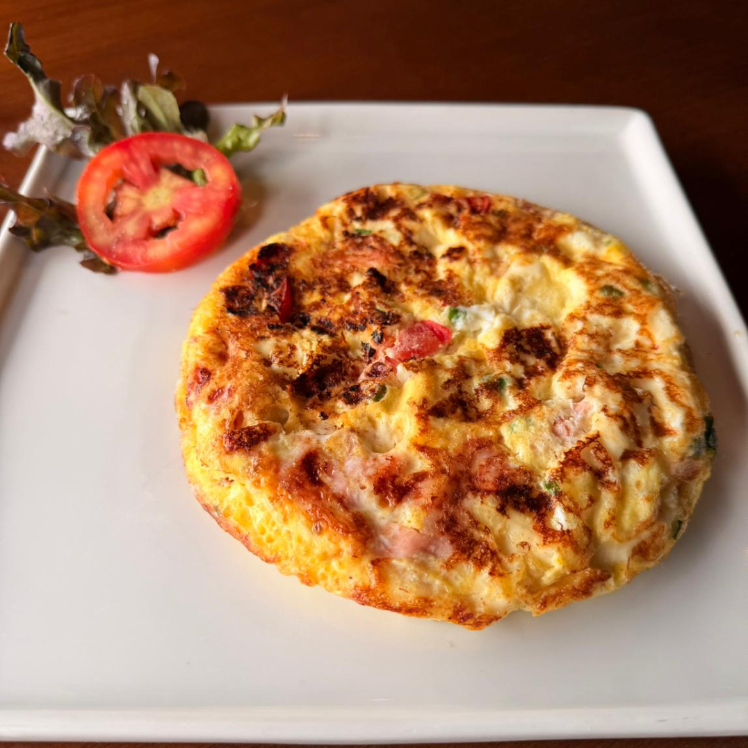 Fofinho e nutritivo! Recheado com peito de peru, queijo branco e tomate. Foco total