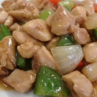 frango em cubos com cebola e pimentão ao molho chines.