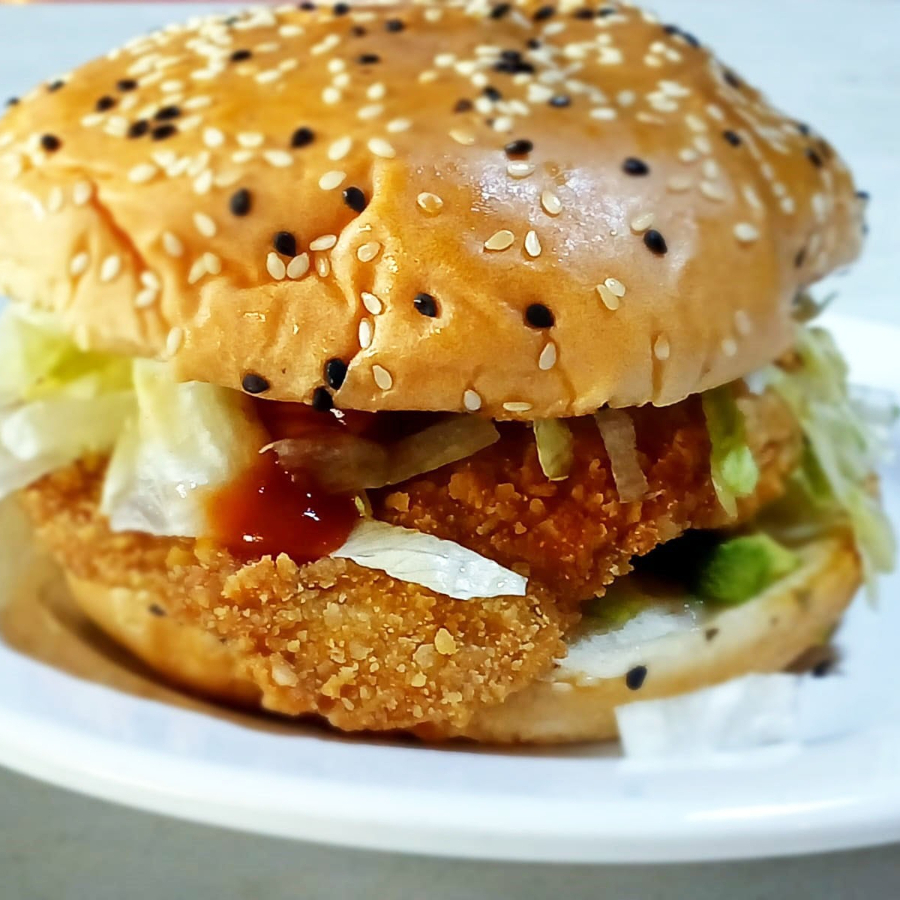 Hamburguesa de pechuga de pollo empanizada