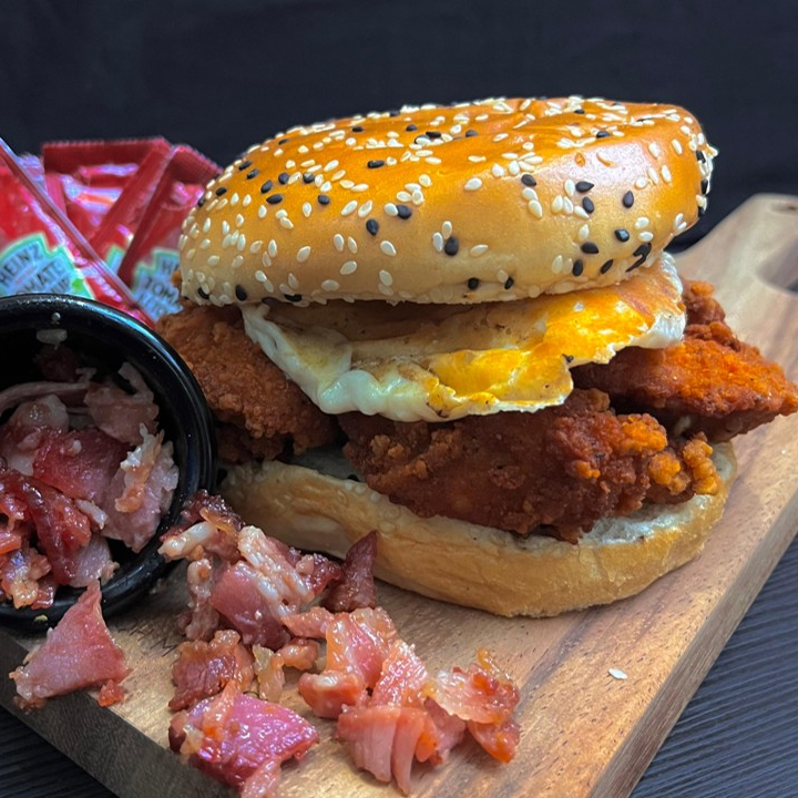 Chiken Burger costra queso y tocino + jamaica