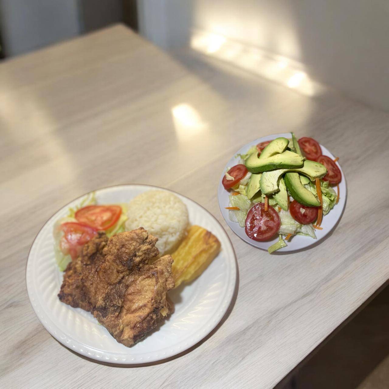Pescado Frito con Yuca Frita & Ensalada de Palta