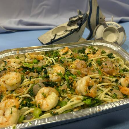 Camarões medios, refogados no azeite com camarões pequenos, brocolis e alcaparras. serve 2 pessoas.