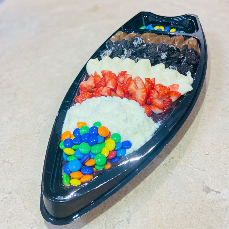 (APROXIMADAMENTE 600g) Barca de Açaí P (Serve 2 pessoas) ⛵ A medida certa para dividir com alguém especial! Nossa barca tamanho P vem recheada com açaí cremoso e você tem total liberdade para escolher 5 complementos incríveis e montar do seu jeito. Perfeita para matar aquela vontade!