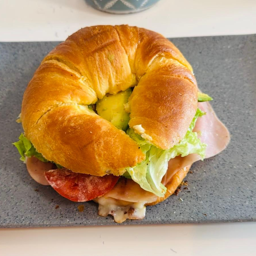 Cuernito de Jamón y Queso