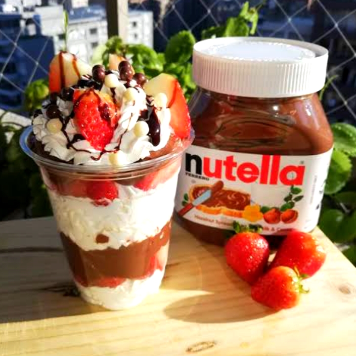 fresas con crema, nutela y granola 16 onzas