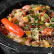 Arroz arbório, linguiça de porco, tomate, cereja, parmesão, bacon, frango e carne de sol.