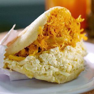 Arepa de Pollo y Queso