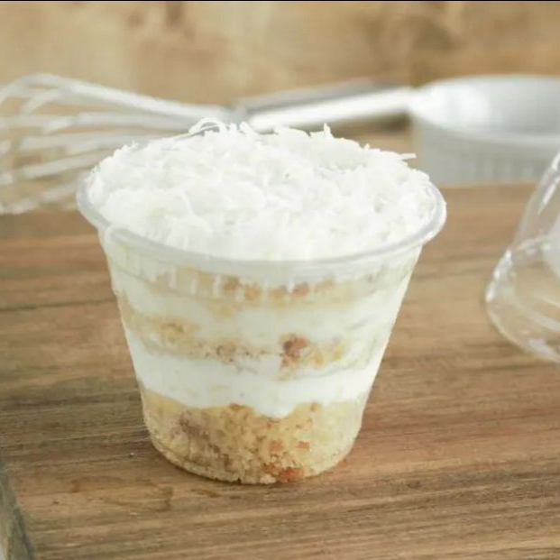 Três camadas de bolo de coco, três camadas de Chantininho e uma camada de recheio de abacaxi polvilhado com coco.
*Foto ilustrativa*
*Produto refrigerado*