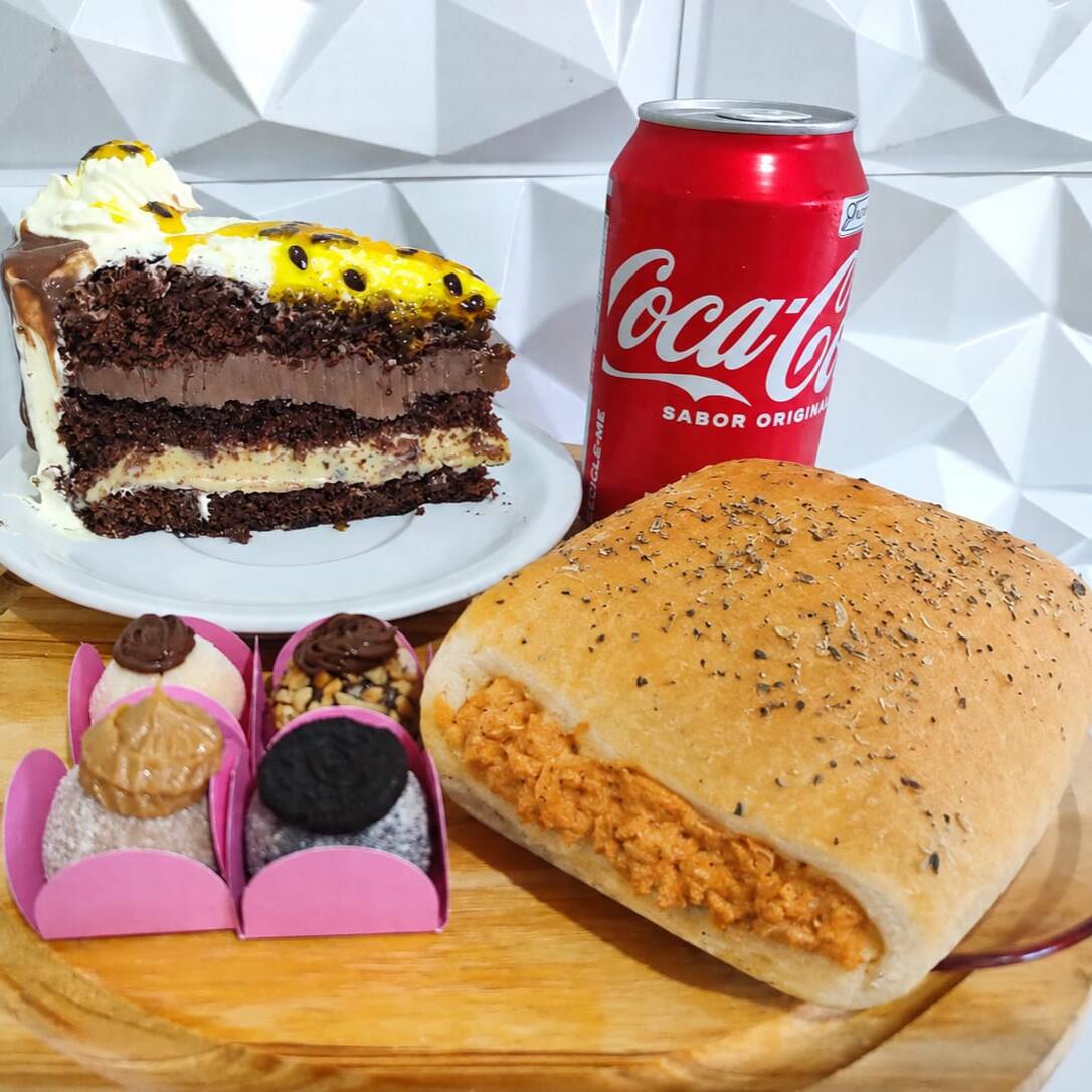 1 Fatia Torta Maracuja Com Brigadeiro + 1 Joelho de Frango com Catupiry + 4 Docinhos Gourmet: (Ferreiro Rocher, Ninho c/ Nutella, Oreo e Churros) + 1 Coca Cola 350ml.