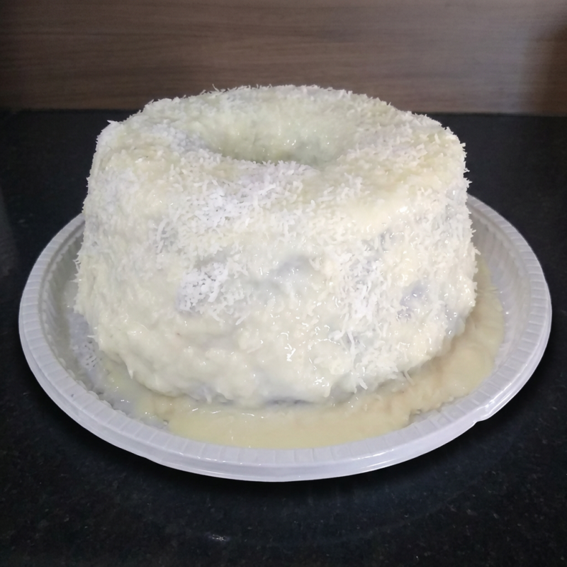 Massa de chocolate fresquinha com cobertura de coco. (aprox.700g, serve 4 pessoas))