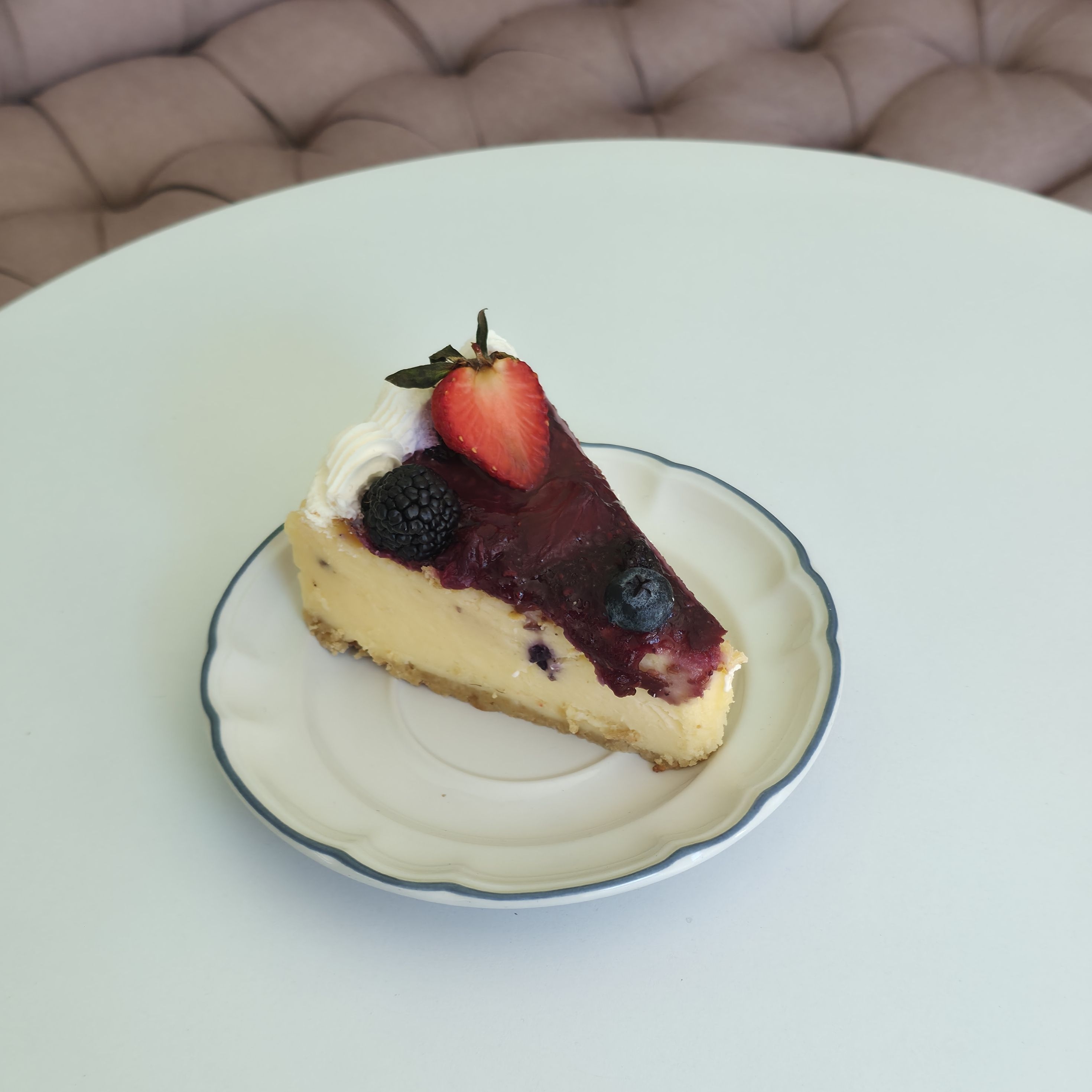Rebanada de cheesecake de frutos rojos