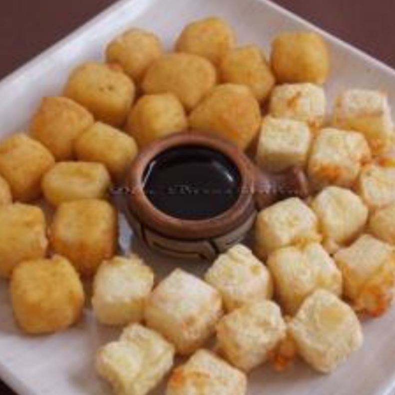São 10 cubos de queijo canastra empanados com melado. Especialidade mineira.