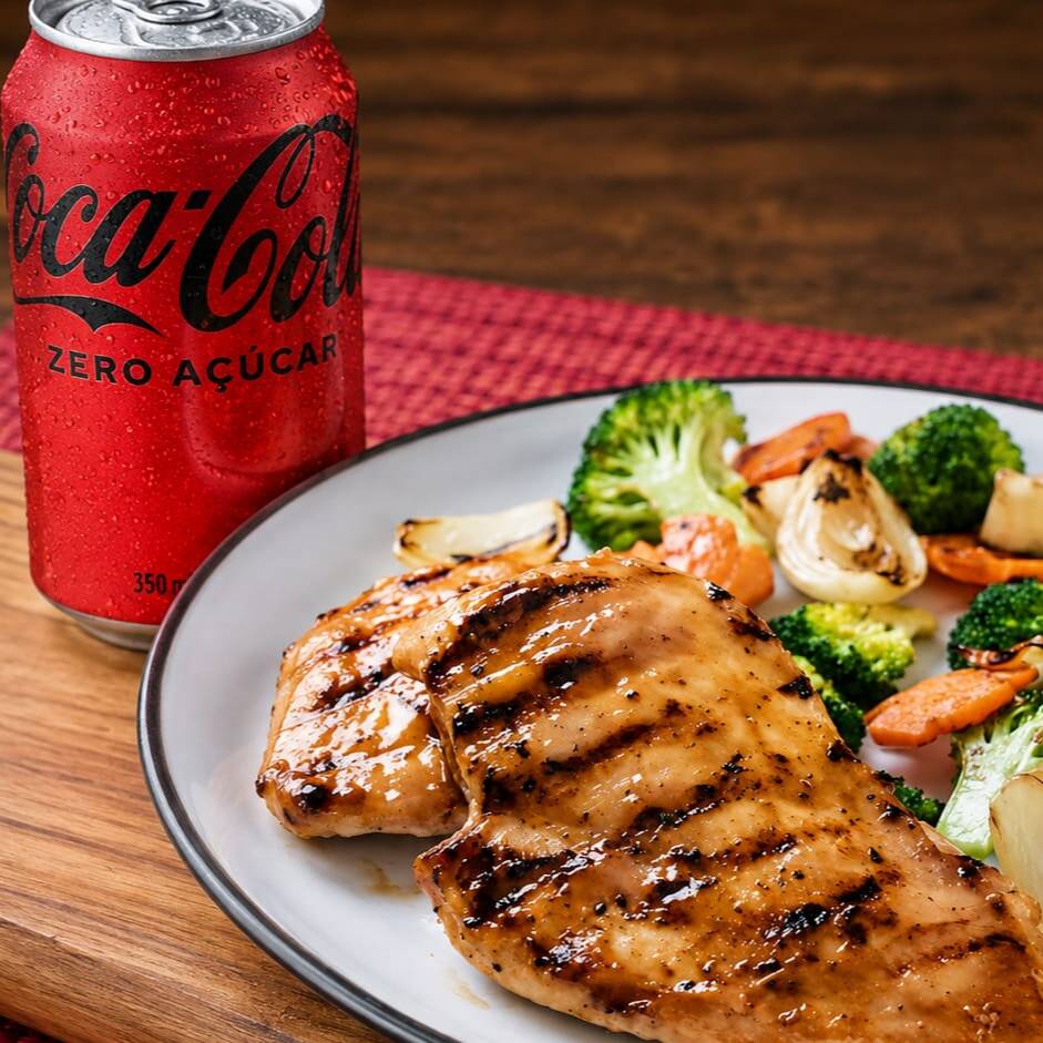Combo Executivo com Filé de frango grelhado, suculento e bem temperado, acompanhado de mix de folhas verdes, legumes ao vapor, tomate fresco, milho, cenoura ralada e ovo cozido. Acompanha Coca Cola Zero Gelada 350ml para completar essa experiência.