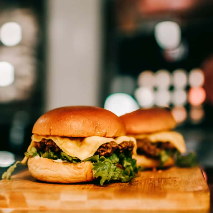 Pão, carne, ovo, bacon, queijo, presunto, molhos