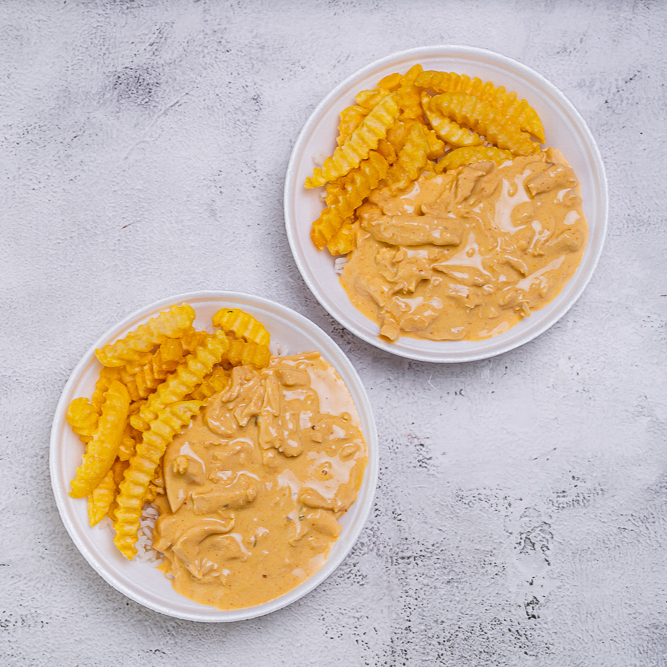 2 Marmitas de com delicioso filé de frango ao molho estrogonofe acompanhado de arroz branco e batatas fritas Marmita indicada para 02 pessoa.