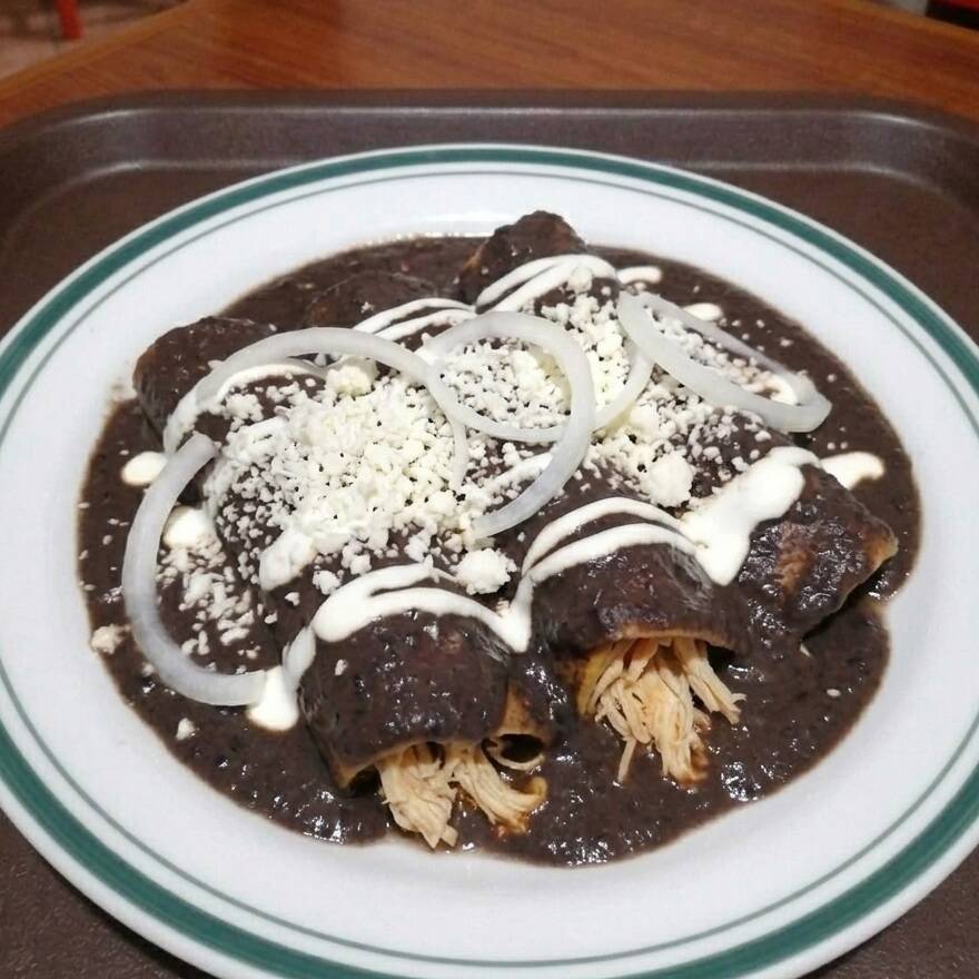 Enmoladas Rellenas de Pollo