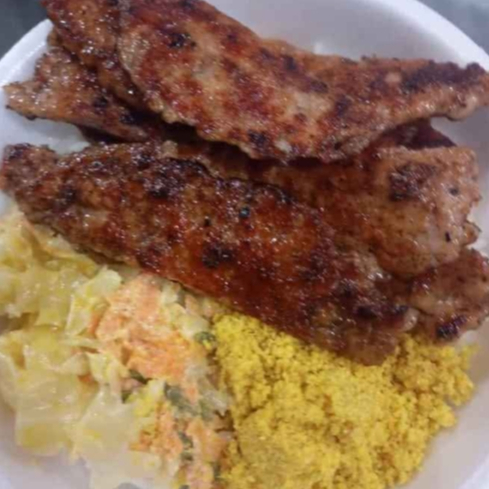 Chopa de toscana acompanha arroz, salada, farofa e macaxeira frita