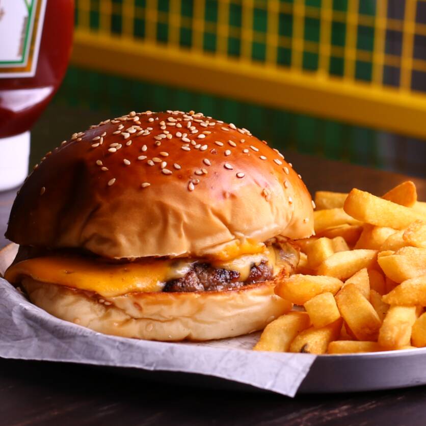Pão, carne Smash 75g, queijo prato, porção de batata 90g e molho a sua escolha.