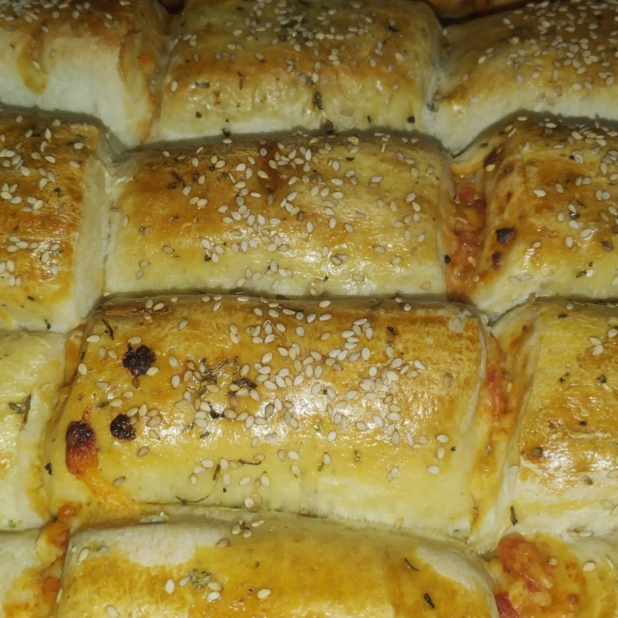 Rollo de Pizza Con Pepperoni y Queso Mozarella