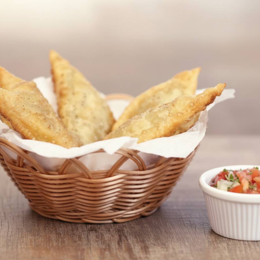 Porção com 5 pastéis frito na hora, acompanha vinagrete.