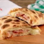 Recheado com Calabresa, cebola e mozzarella. Serve 1 pessoa tranquilamente