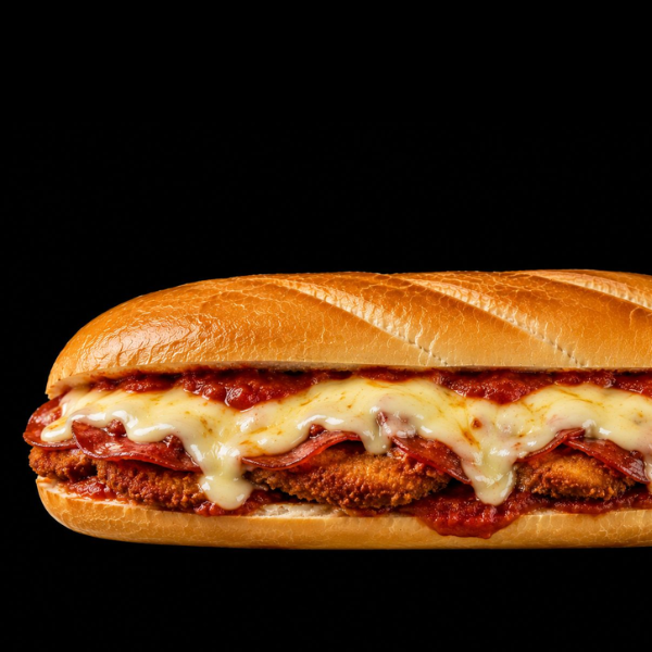 Frango Empanado e Frito, Molho de Tomate e Queijo Derretido na Baguete Crocante. Simples, Crocante e Bom Demais!