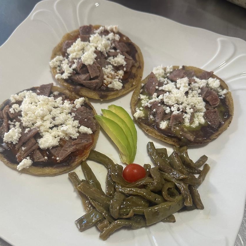 Memelitas con Arrachera