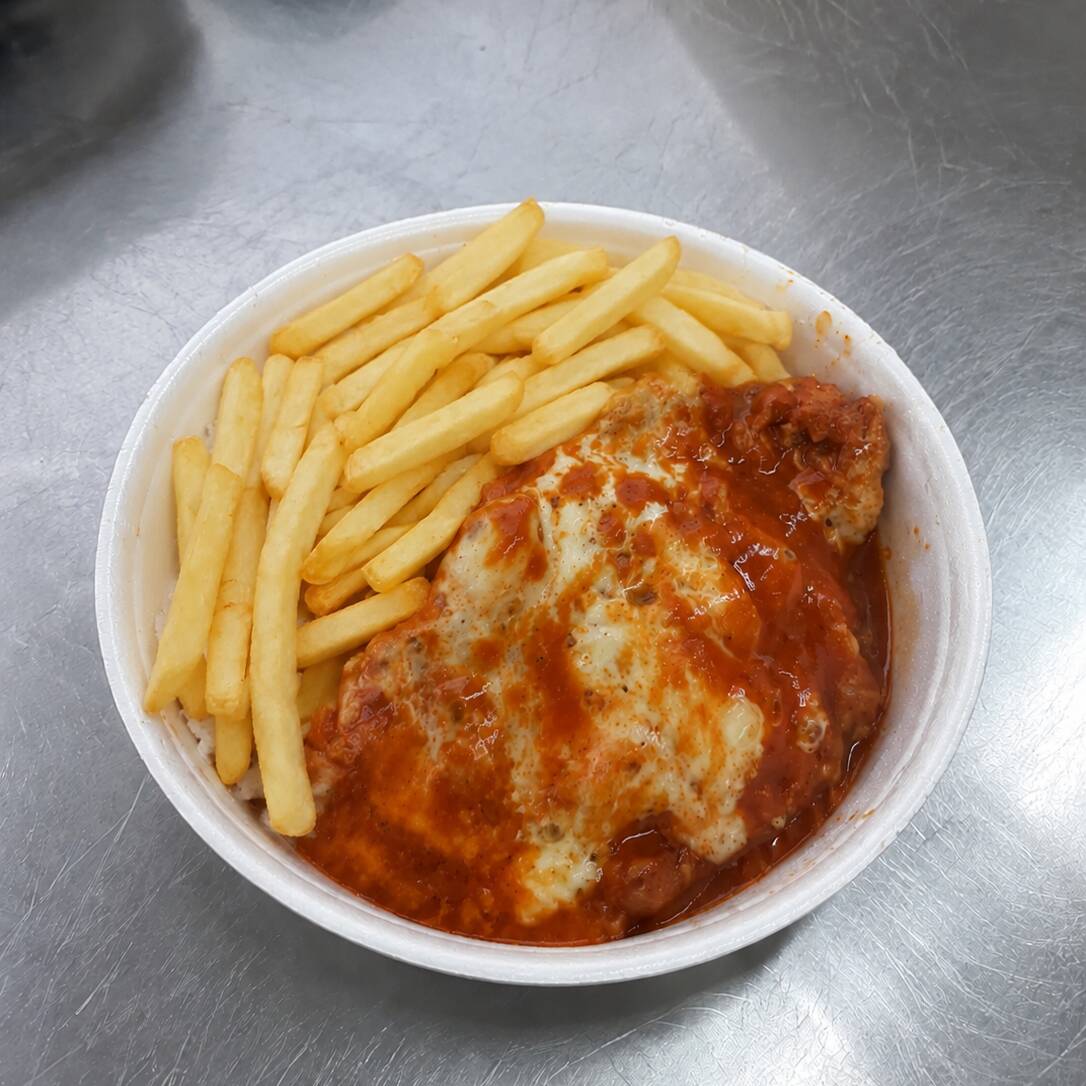 Parmegiana de frango, arroz e feijão e Batata fritas (Marmita redonda comum (550g)