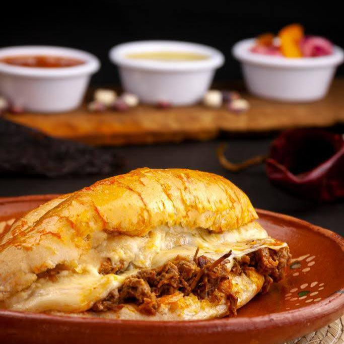TORTA DE BIRRIA CON QUESO